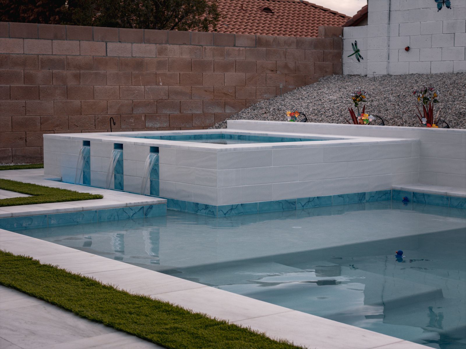 Sculptural arch waterfall over custom spa — Pools R Us Arizona